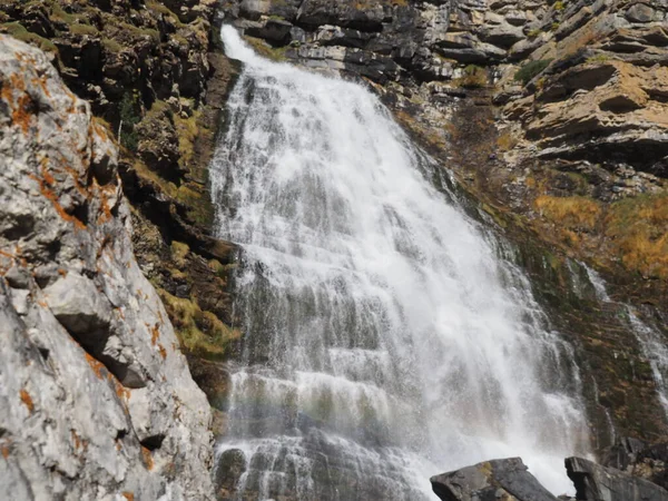 Ordesa, Cola de Caballo vadisinde, sonbaharın ortasında. Huesca, İspanya.