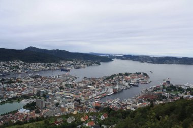 Bergen, Norveç kenti fiyortlar ve dağlar arasında.