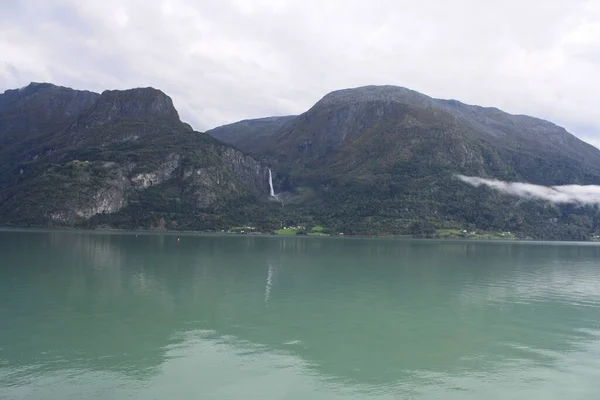 Viki Fjord Camp Sijaitsee Sognevuonon Päässä Josta Näkymät Feigefossenin Vesiputoukselle — kuvapankkivalokuva