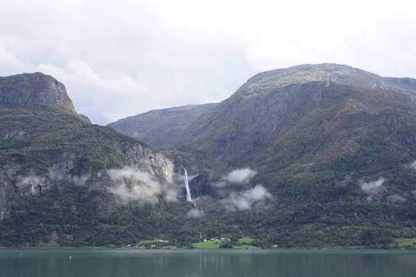 Viki Fjord Camp Nachází Konci Sognefjordu Výhledem Vodopád Feigefossen Norsko — Stock fotografie