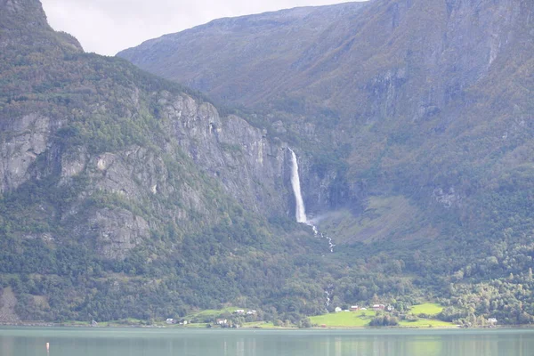 Viki Fjord Camp Nachází Konci Sognefjordu Výhledem Vodopád Feigefossen Norsko — Stock fotografie