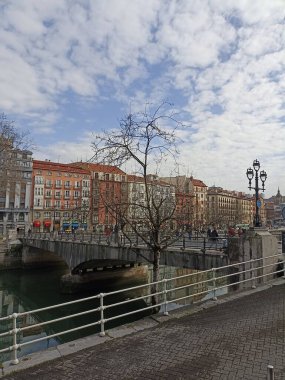 Bilbao, eski Vizcaya kasabasından geçerken haliçlerinin güzel manzarası. İspanya.