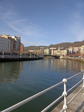 Bilbao, eski Vizcaya kasabasından geçerken haliçlerinin güzel manzarası. İspanya.
