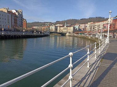 Bilbao, eski Vizcaya kasabasından geçerken haliçlerinin güzel manzarası. İspanya.