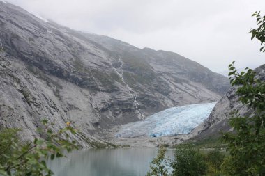 Nigardsbreen Buzulu, bu buzulun eteğine ulaşmak için yürüyüş yolu. Norveç.