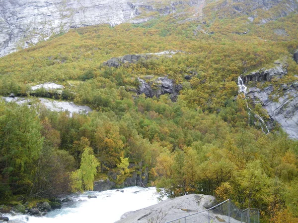 Briksdal Glacier Στη Μέση Ενός Φυσικού Πάρκου Νορβηγία — Φωτογραφία Αρχείου
