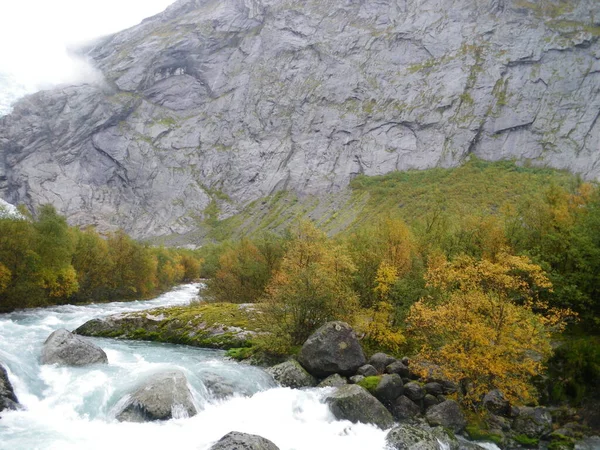 Briksdal Glacier Στη Μέση Ενός Φυσικού Πάρκου Νορβηγία — Φωτογραφία Αρχείου