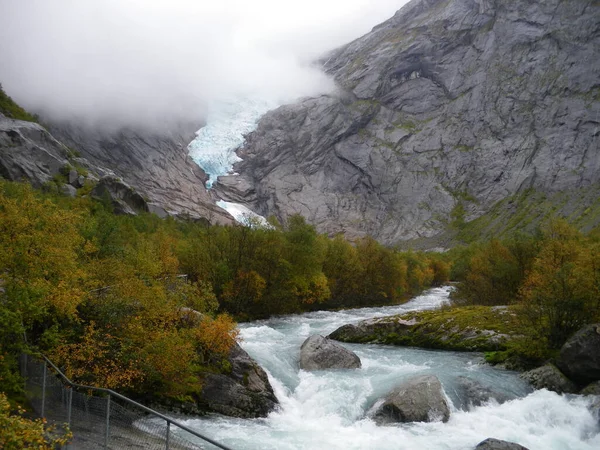 Briksdal Glacier Στη Μέση Ενός Φυσικού Πάρκου Νορβηγία — Φωτογραφία Αρχείου