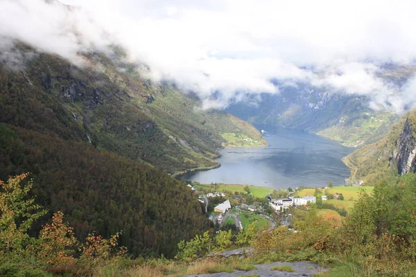 Ґейранґер Посеред Фіорду Вражаючими Поглядами Норвегія — стокове фото