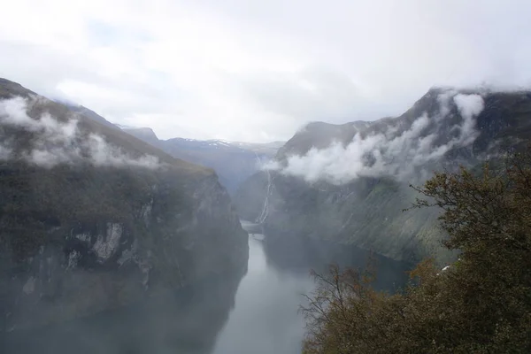 Ґейранґер Посеред Фіорду Вражаючими Поглядами Норвегія — стокове фото