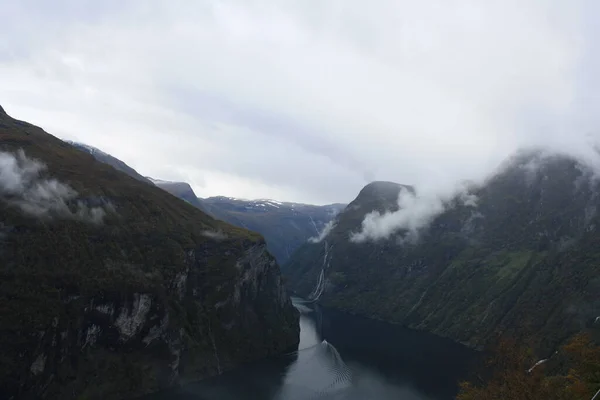Geiranger Στη Μέση Του Φιόρδ Εντυπωσιακή Θέα Νορβηγία — Φωτογραφία Αρχείου