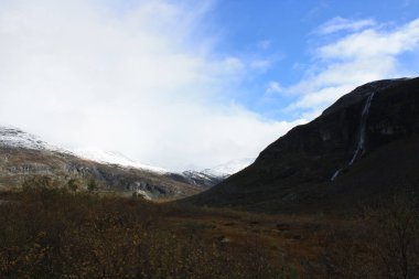 Tourism on Norwegian roads, between waterfalls and fjords.