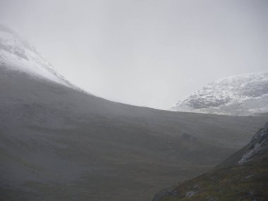 Tourism on Norwegian roads, between waterfalls and fjords.