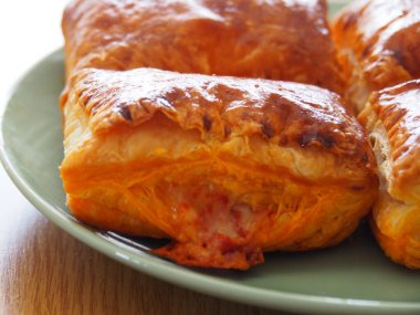 Jambon ve peynirli puf böreği..