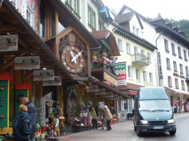 Triberg, Kara Orman şehri, guguklu saatleri ve şelaleleriyle. Almanya.