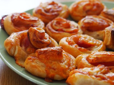 Jambonlu salyangoz, peynirli ve sosisli börek..