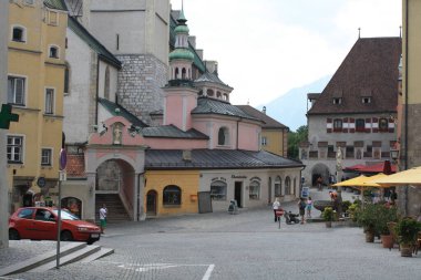 Tirol 'de bir salon, Avusturya' da bir kasaba Tyrol 'da yer alır..