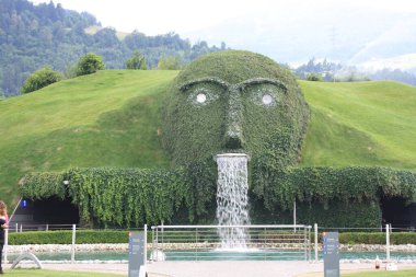 Wattens, fabrika ve Swarovski Müzesi 'ne ev sahipliği yapan Avusturya' nın Tyrol şehrinde bir kasaba..