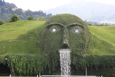 Wattens, fabrika ve Swarovski Müzesi 'ne ev sahipliği yapan Avusturya' nın Tyrol şehrinde bir kasaba..