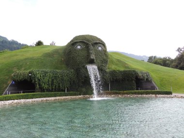 Wattens, fabrika ve Swarovski Müzesi 'ne ev sahipliği yapan Avusturya' nın Tyrol şehrinde bir kasaba..