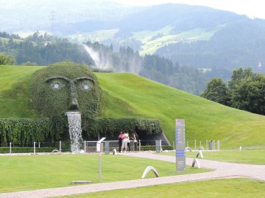 Wattens, fabrika ve Swarovski Müzesi 'ne ev sahipliği yapan Avusturya' nın Tyrol şehrinde bir kasaba..