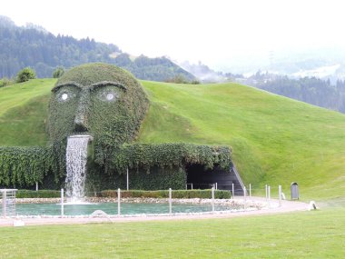Wattens, fabrika ve Swarovski Müzesi 'ne ev sahipliği yapan Avusturya' nın Tyrol şehrinde bir kasaba..