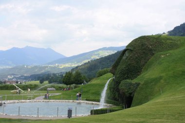 Wattens, fabrika ve Swarovski Müzesi 'ne ev sahipliği yapan Avusturya' nın Tyrol şehrinde bir kasaba..