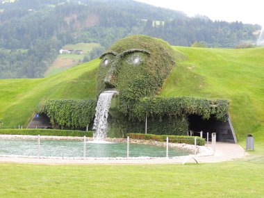Wattens, fabrika ve Swarovski Müzesi 'ne ev sahipliği yapan Avusturya' nın Tyrol şehrinde bir kasaba..