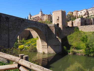 Toledo, duvarlarla çevrili Castilla La Mancha şehri. İspanya.