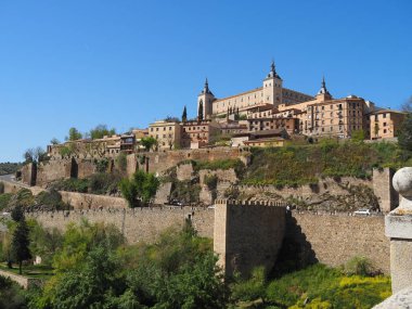 Toledo, duvarlarla çevrili Castilla La Mancha şehri. İspanya.