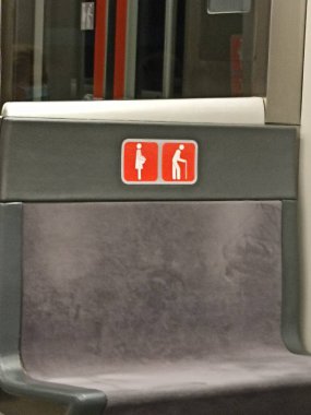 Yaşlı ya da hamile insanlar için metro koltuğu.