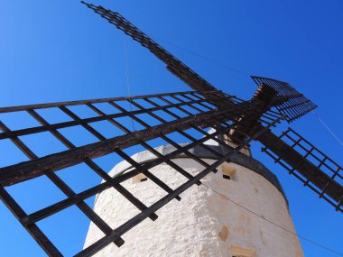 Consuegra, İspanya 'nın yel değirmenleriyle ünlü kasabası..