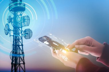 Cep telefonu ve Telekomünikasyon kulesi anten kullanan kadın, İletişim teknolojisi ağı, İnternet bağlantısı, sosyal medya, sanal ekranda teknoloji simgeleri, Şeylerin İnterneti.