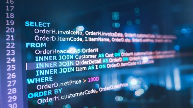 Bilgisayar monitörü ve sunucu odası arka planında SQL (Yapılandırılmış Sorgu Dili) kodu. Verileri veritabanından sorgulamak için SQL kodu örneği. 