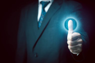 İşadamı kişisel finansal bilgilere ulaşmak için parmak izini tarıyor. Gelecekçi iş teknolojisi güvenlik konsepti. Dijital siber suçlara karşı icat teknolojisi. Biyometrik kimlik.