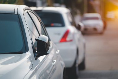 Otomatik katlama sistemi araba park ederken aynalı vagon. Araba kapısı aynası ya da yan ayna.. 