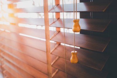 Pencerede güneş ışınlarıyla tahta kör. Ofis perdeleri. Tahta panjurlar kör. Klasik renk biçimi.