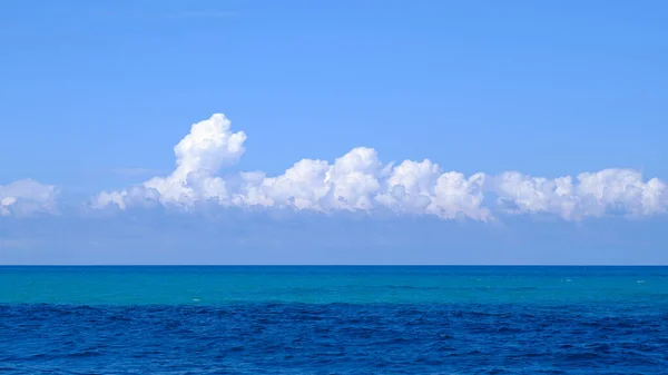 Blauwe Zee Met Lucht Achtergrond — Stockfoto