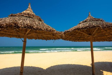 Da Nang, Vietnam 'daki Khe plajının önündeki plaj şemsiyeleri..