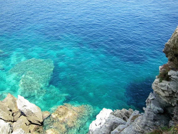 Bright Azure Sea Background Rocky Shore Lagoon — Stock Photo, Image
