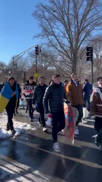 Ηπα Βοστώνη Μασαχουσέτη 2022 Διαδηλωτές Κατά Της Εισβολής Της Ρωσίας — Δωρεάν Βίντεο