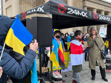 Almanya, Berlin 19 / 02 / 2022: Rusya 'nın Ukrayna' yı işgalini protesto eden insanlar.