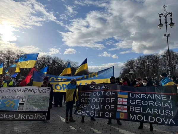 Німеччина Берлін 2022 Протести Проти Вторгнення Росії Україну — Безкоштовне стокове фото