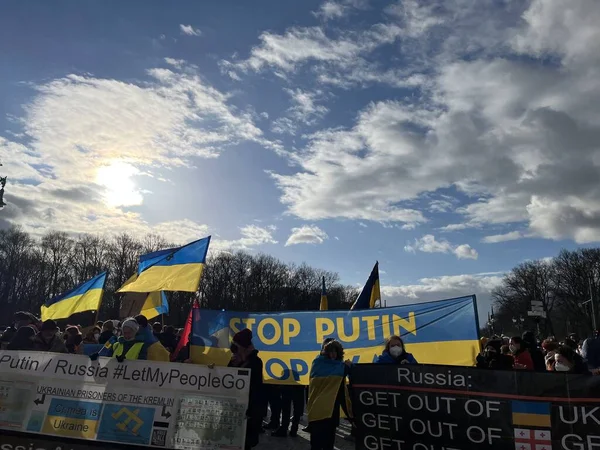 ドイツ ベルリン19 2022 ロシアのウクライナ侵攻に抗議する人々  — 無料ストックフォト