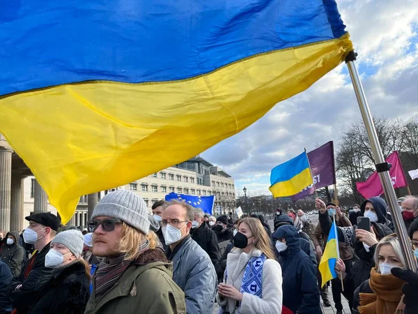 Tyskland Berlin 2022 Folk Protesterar Mot Rysslands Invasion Ukraina — Gratis stockfoto