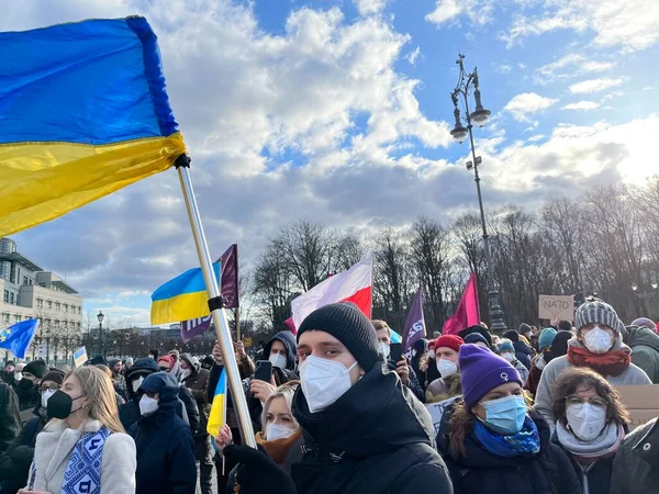 Germania Berlin 2022 Oameni Care Protestează Împotriva Invaziei Rusiei Ucraina — Fotografie de stoc gratuită