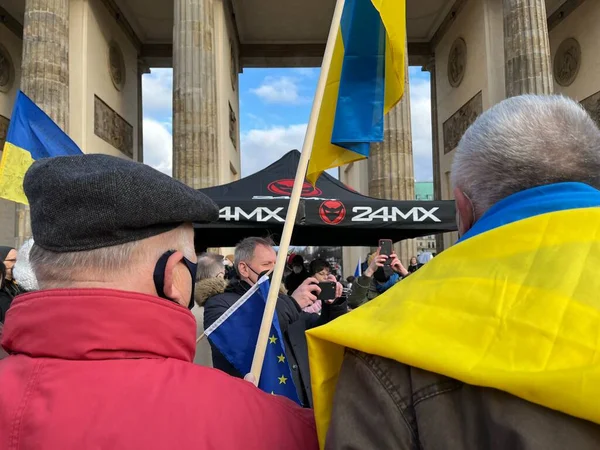 Tyskland Berlin 2022 Folk Protesterar Mot Rysslands Invasion Ukraina — Gratis stockfoto