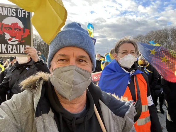 Německo Berlín 2022 Lidé Protestující Proti Ruské Invazi Ukrajinu — Stock fotografie zdarma
