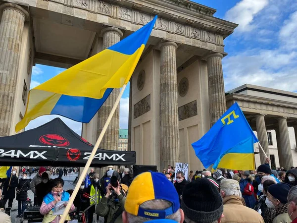 Germany Berlin 2022 People Protesting Russia Invasion Ukraine — Free Stock Photo