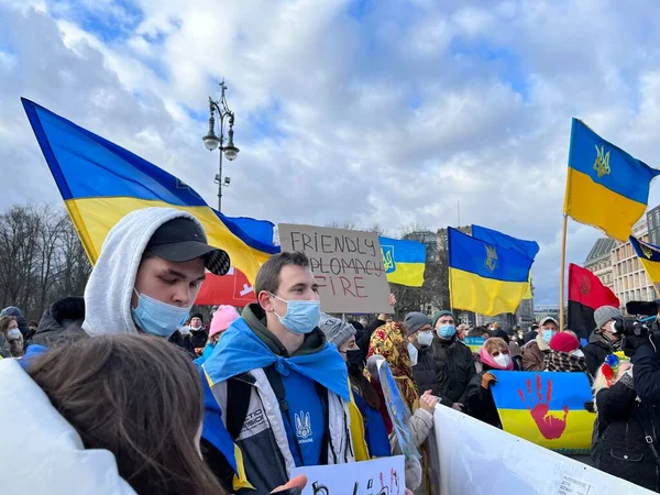 Germany Berlin 2022 People Protesting Russia Invasion Ukraine — Free Stock Photo